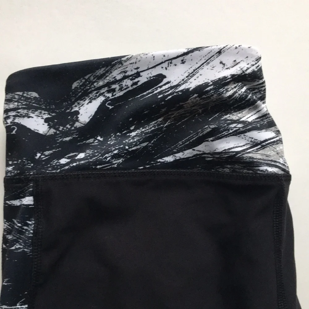 Layers Capri Leggings L Black/White w/Mesh Panel